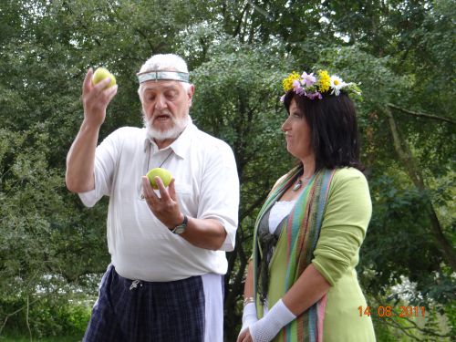 ~Mariage Elisabeth et Jean-Pierre~ -le rituel de la pomme et ce qu'y lit le druide- Elisabeth en est-elle convaincue...???-