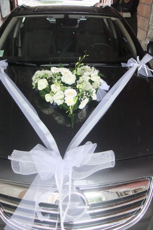 décoration florale de voiture avec coeur de fleurs