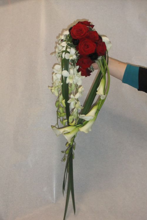 Bouquet de mariée dendrobium arum rose red naomi travail de feuillage