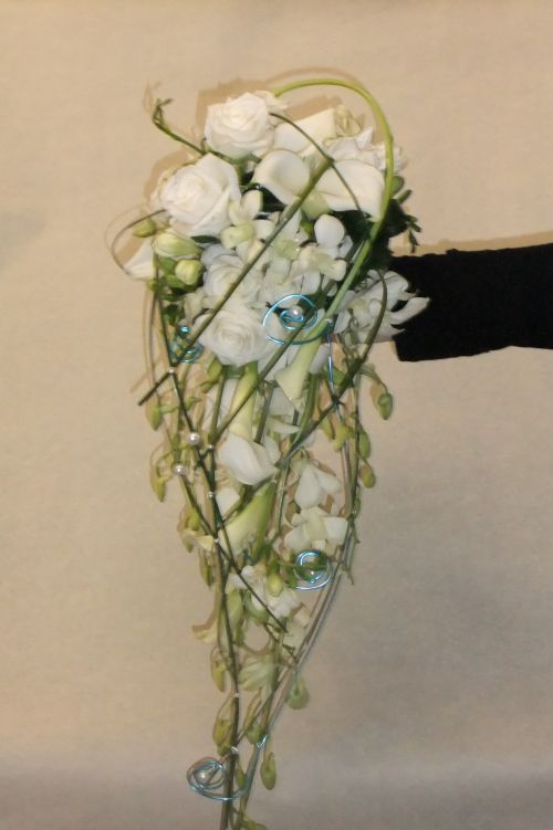 Bouquet de mariée en jettée roses blanches, orchidée dndrobium, travail de fils laiton