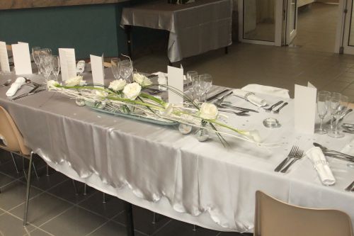 Centre de table des mariés bois flotté bulles de verre et roses blanches