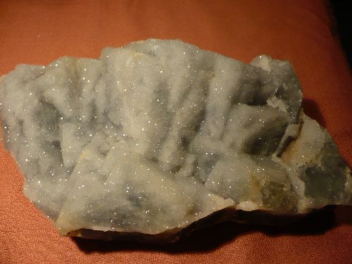 Fluorine givré sur quartz ( l\'avellan 83)  23cm X 12 cm