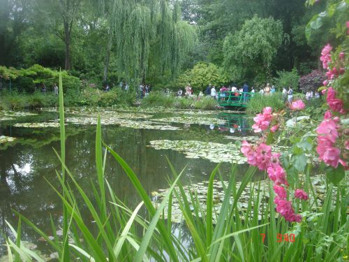 Jardin de Claude Monet avec le célèbre bassin aux nymphéas et le pont japonais 