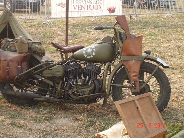 4 1945 Moto Harley.JPG