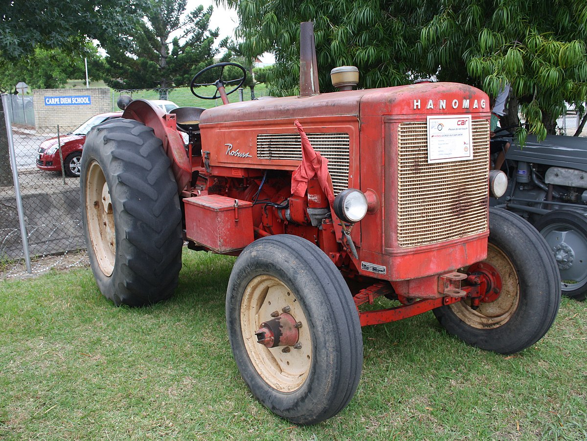 1200px-1965_Hanomag_Robust_tractor_(12403829353).jpg