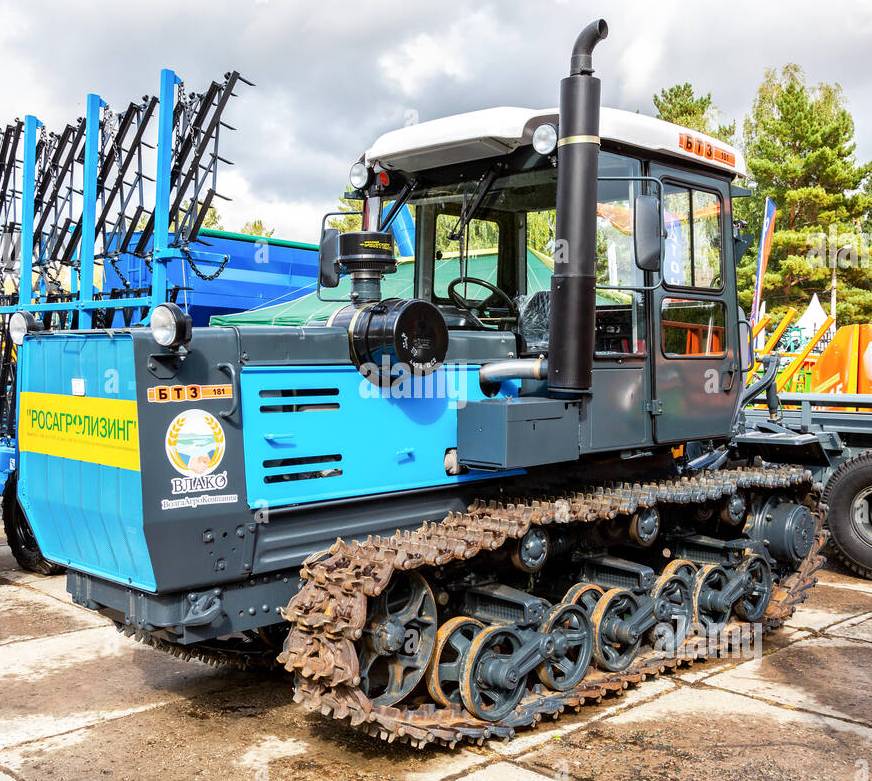 samara-russie-le-15-septembre-2019-le-tracteur-a-chenilles-moderne-btz-181-expose-a-la-volga-annuel-salon-agro-industriel-2a80h4d.jpg