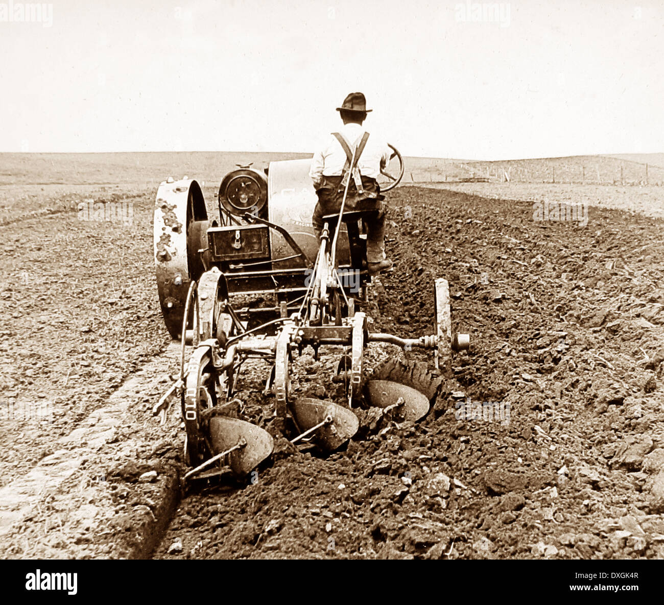 1 traktor-pflugen-south-dakota-usa-1900-dxgk4r.jpg