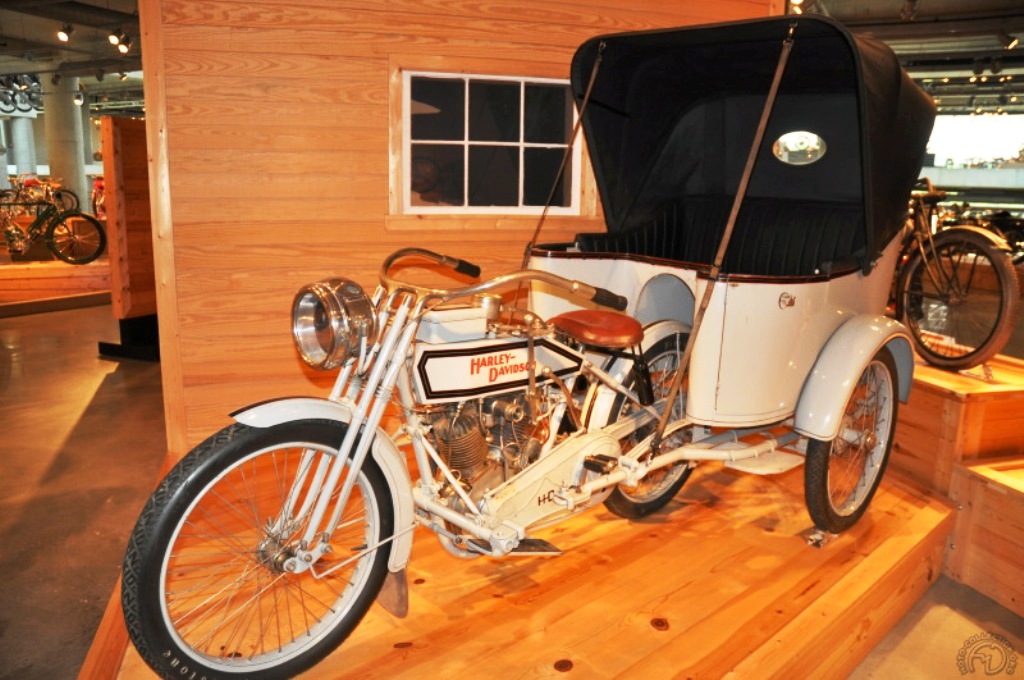 Harley-davidson-1000-1915.jpg