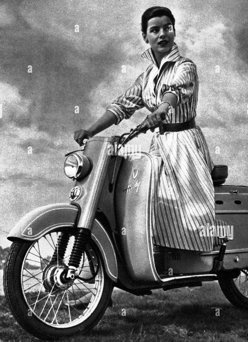 transport-transport-moto-union-auto-jeune-femme-avec-dkw-hobby-motor-scooter- 1954.jpg