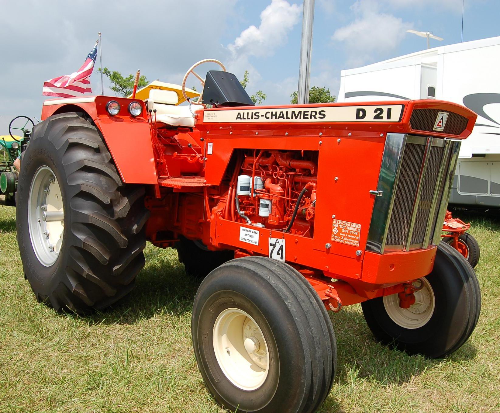 8 Allis-Chalmers_D21_series_II_tractor 1955.jpg