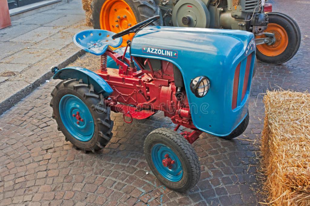 old-italian-tractor-22994878.jpg