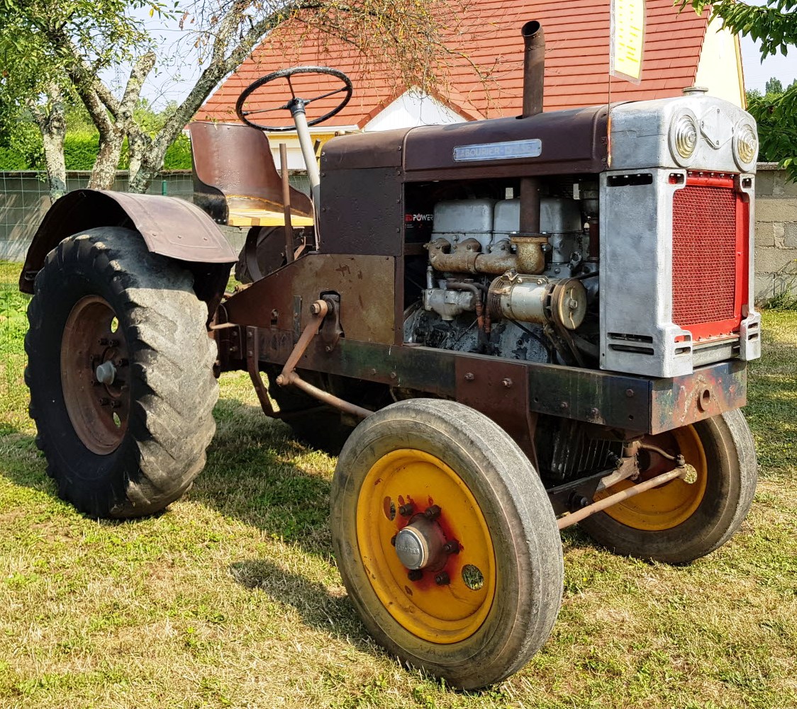 un-tracteur-labourier-jpe-du-jura-(mouchard)-datant-de-1947-avec-demarreur-electrique-et-sans-frein-aux-pedales-seulement-un-frein-a-main-jean-paul-a-mis-4-ans-pour-le-restaurer-car-des-pieces-du-moteur-avaient.jpg