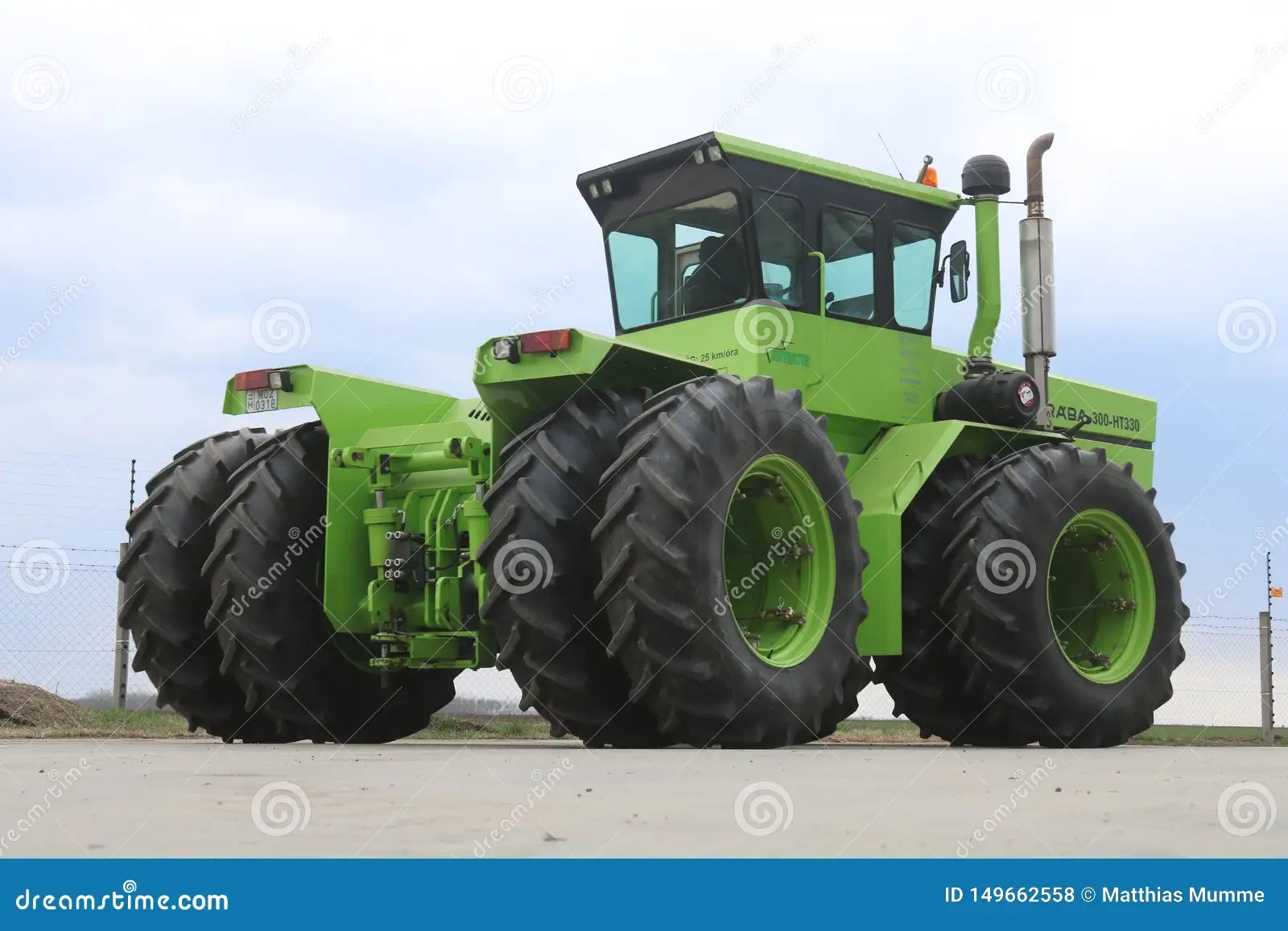 le-ba-huntractor-de-¡-rã-réactionné-tracteur-wd-articulé-en-hongrie-avec-liscence-steiger-149662558.jpg