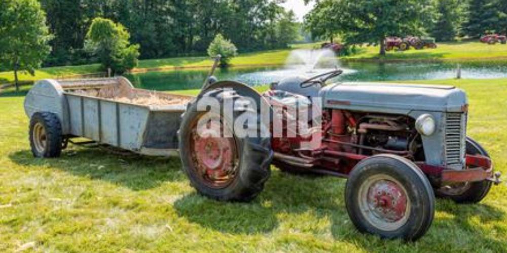 un-ancien-tracteur-agricole-massey-ferguson-35-rouge-et-gris-avec-epandeur-de-fumier-est-expose-lors-d-un-salon-de-tracteurs-a-warren-indiana-etats-unis-2h649a4.jpg