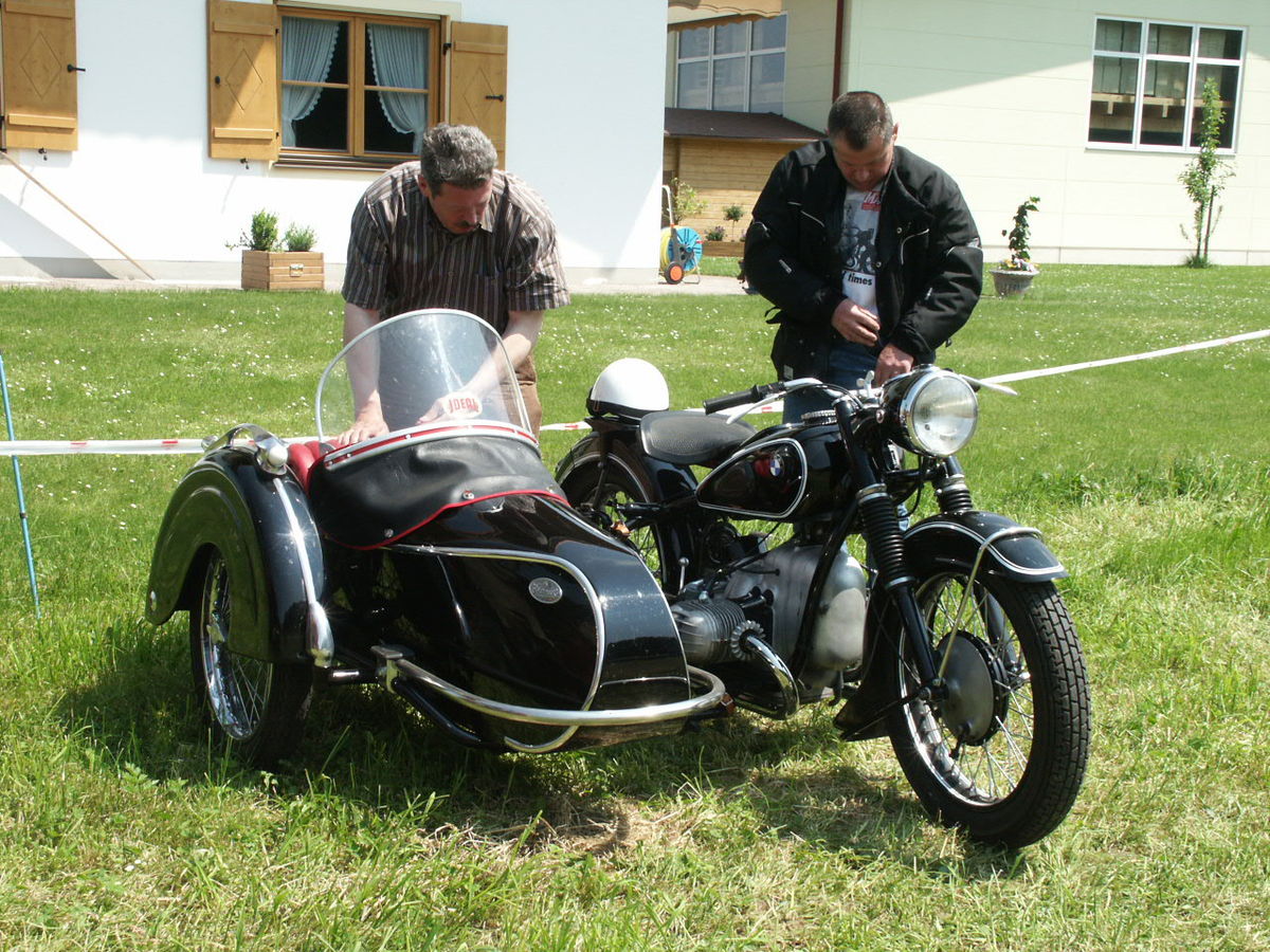 1200px-BMW_R51-3(24PS)(1952)2.jpg