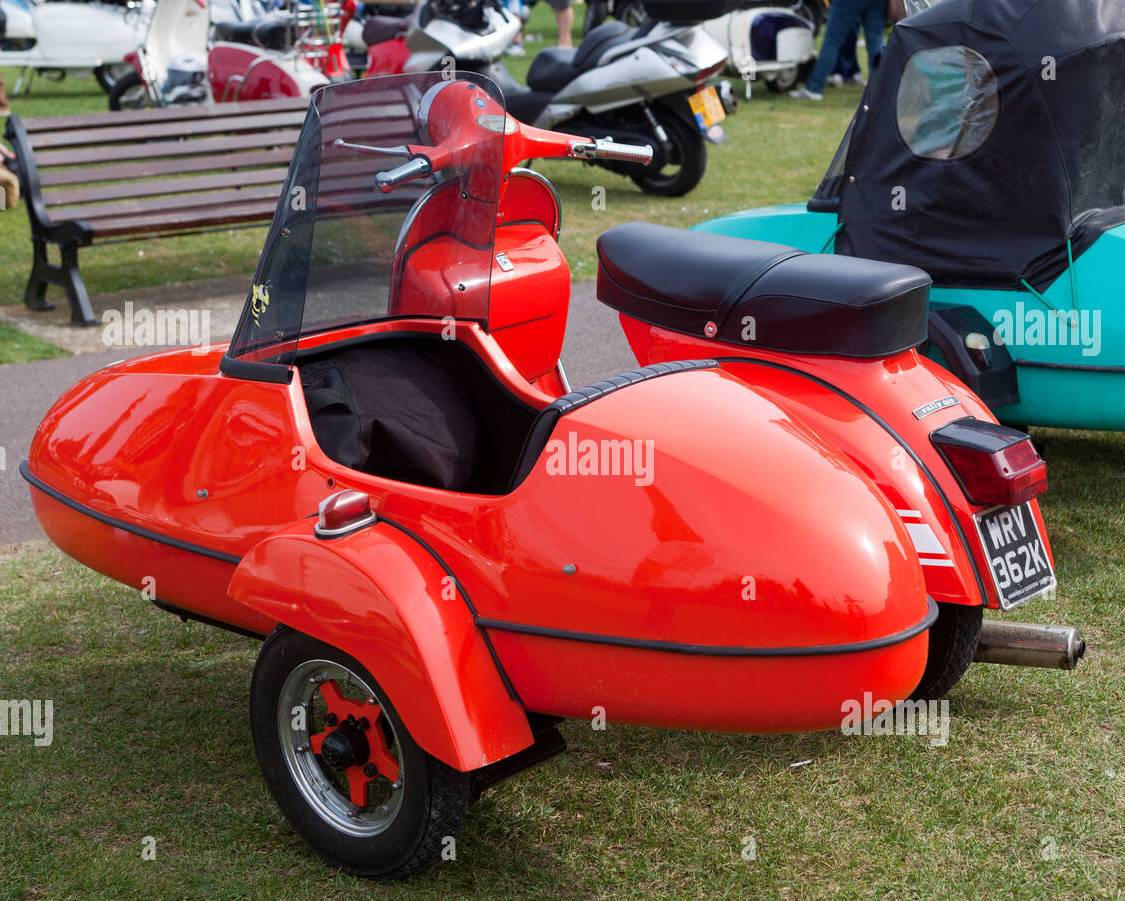 scooter-vespa-classique-avec-side-car-cwx296.jpg