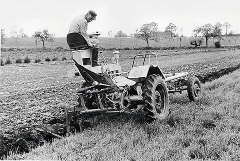 7 history_products_tractors-1957-1968-1978-picclass.jpg