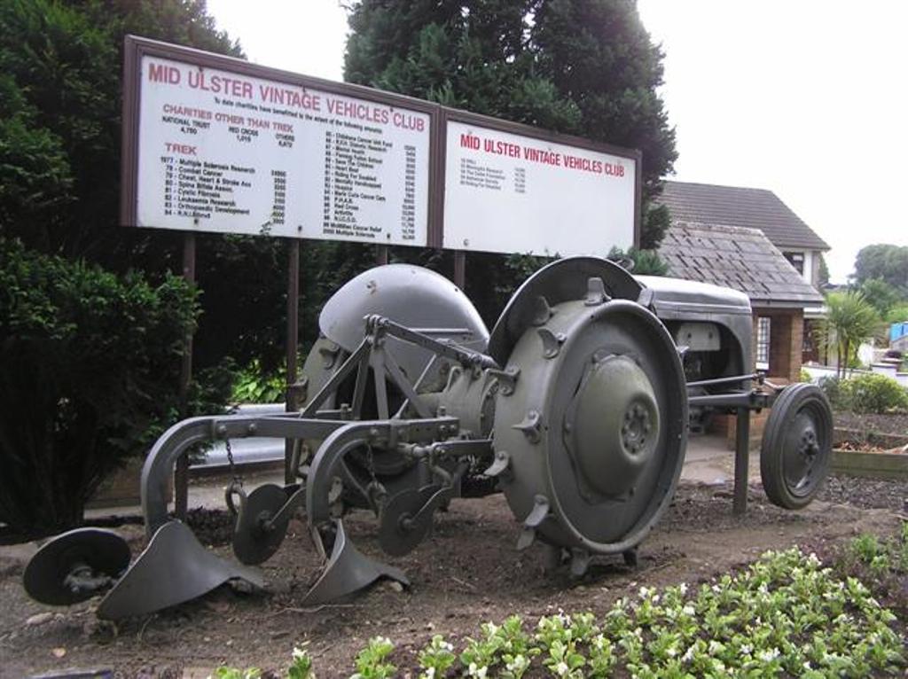 Vintage_Tractor_Moneymore_-_geograph.org.uk_-_848360.jpg