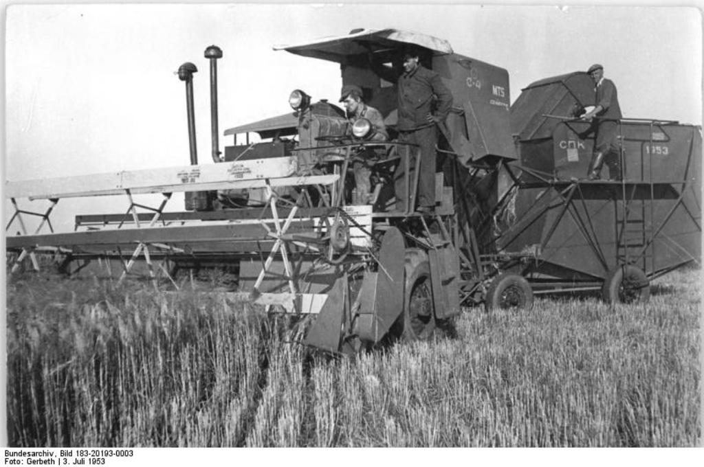 Bundesarchiv_Bild_183-20193-0003_Schwoitsch_Getreideernte_mit_Mähdrescher_Gerste.jpg