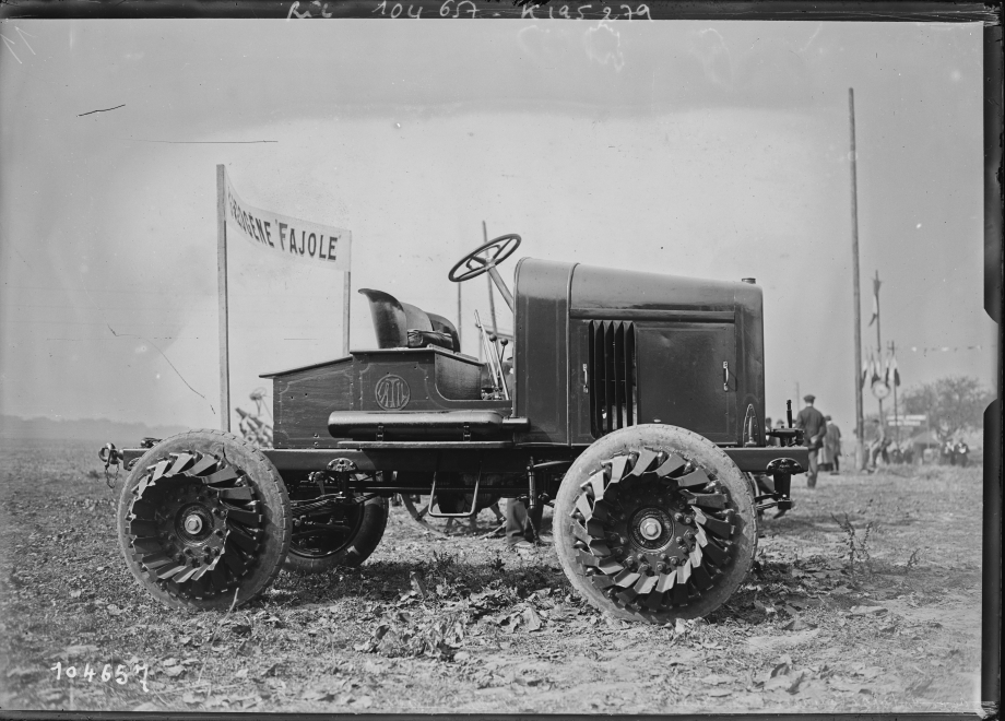 1925_tracteur_Latil_sur_pneus.jpg