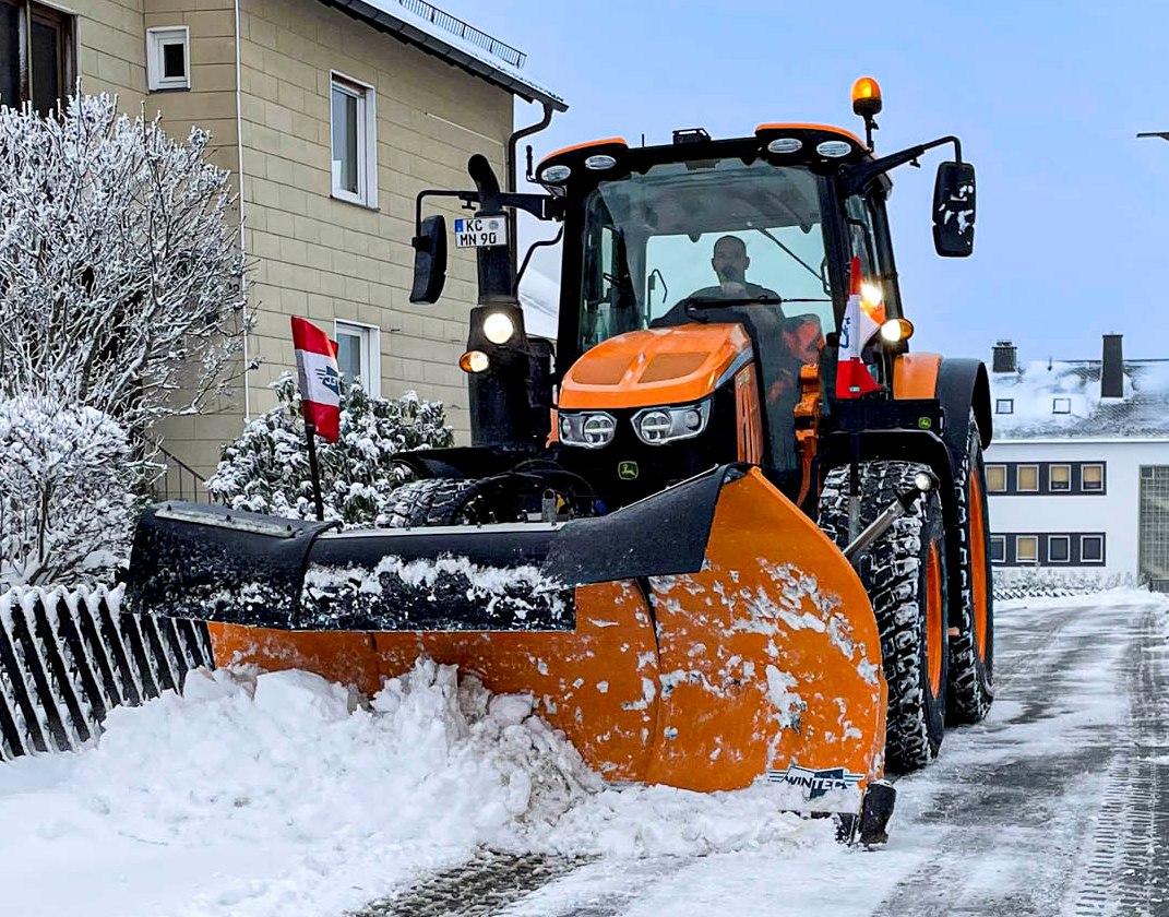 Winterdienst-Schnee-Eis-John-Deere-Traktor-5.jpg