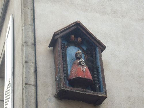 Vierge noire à l'enfant sur le mur d'une maison du Puy en Velay