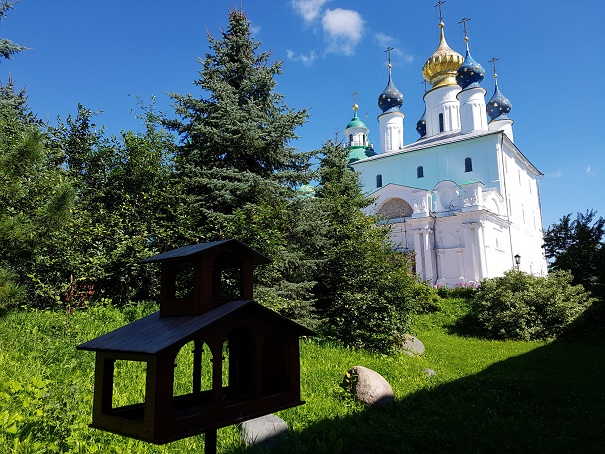 0812 Rostov monastere mangeoire oiseaux.jpg
