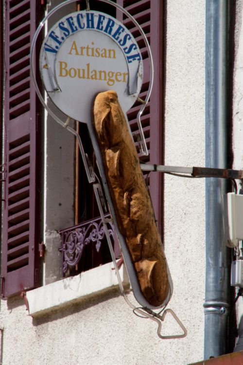 La traditionnelle baguette -notez le patronyme du boulanger-