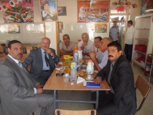 La délégation de la wilaya  prenant un café 