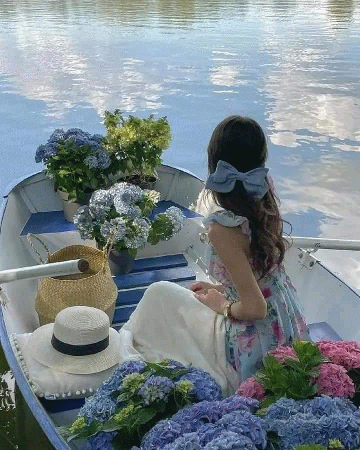Femme dans barque fleurie animée.gif
