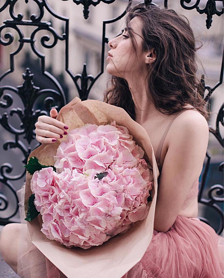 Femme et bouquet de fleurs.jpg