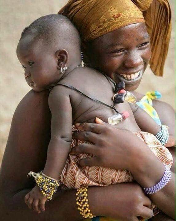 Maman africaine et son bébé.jpg