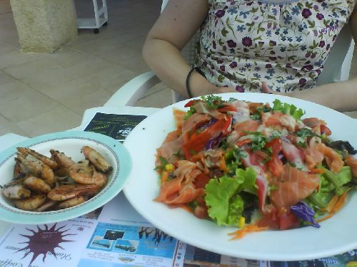 Salade de saumon fumé et crevettes à l'ail et au pastis au Smash à Fayence