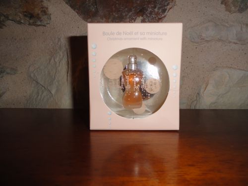 NOEL 2010 - Miniature CLASSIQUE dans boule de Noël Article neuf jamain ouvert prix 18€