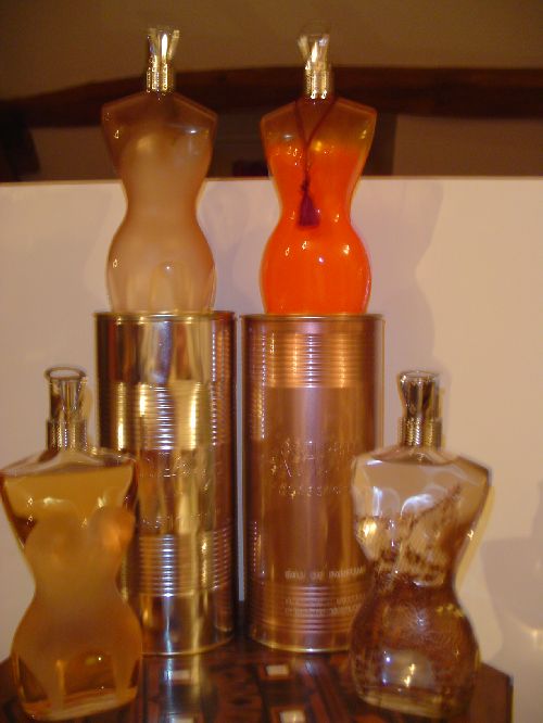 GEANTES CLASSIQUE (eau de toilette en verre avec sa boîte géante ; eau de toilette en plastique, eau de parfum robe dentelle avec sa boîte, et la rarissime eau d'été de 2002 l'Inde