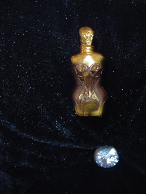 broche Gaultier dorée avec son corset de couleur Prune