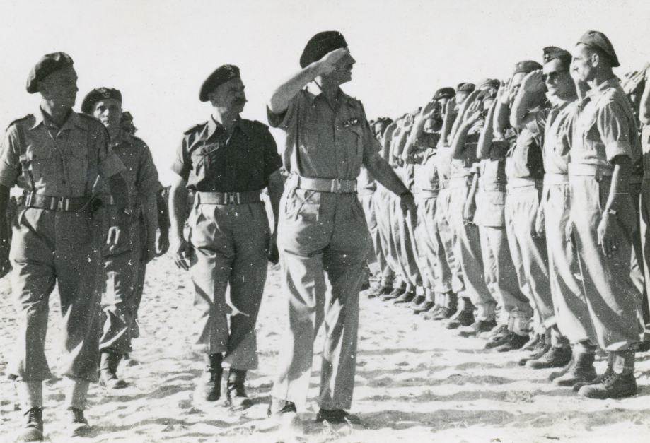 Les généraux Nikodem SULIK et Wladyslaw ANDERS passent en revue les élèves sous-officiers du centre de San-Benedetto.
