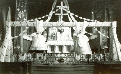1953-Exposition des cloches dans le choeur de l'église St Pierre