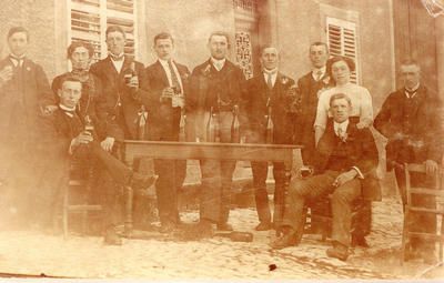 1912-Au bistrot, chez la Vve Zacharias, ancienne maison Jourdain. A gauche assis Georges Didrich