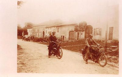 1920-1ère voiture et 1er motocyclistes rue de l'Eglise