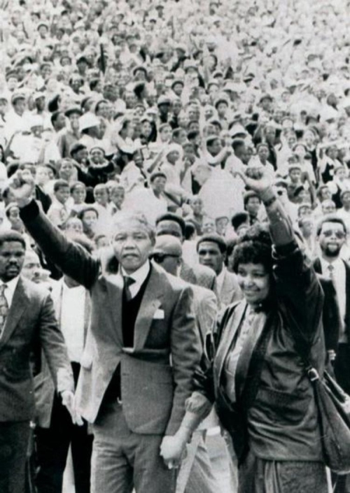603348-nelson-mandela-and-his-wife-winnie-give-the-clenched-fist-victory-sign-as-they-walk-hand-in-hand-int.jpg