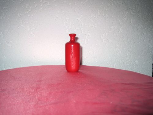 Broche flacon rouge Parfum de Kenzo