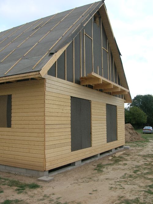 le balcon prend forme et va nous aider a finir le bardage en hauteur