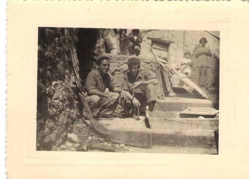 Camille et Lilet 1950 dans les escaliers d'Angelin