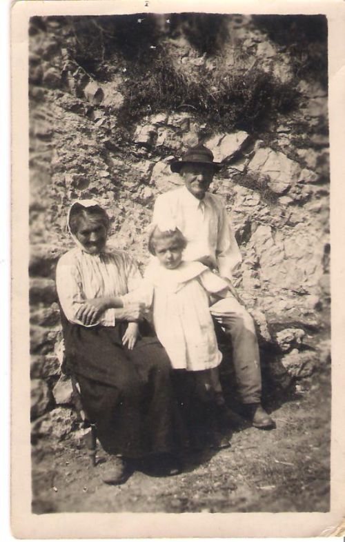 Gilberte et ses grands parents Emilie et Maximin en 1927