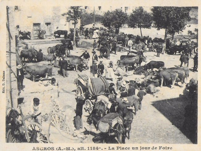 La place d'Ascros un jour de foire