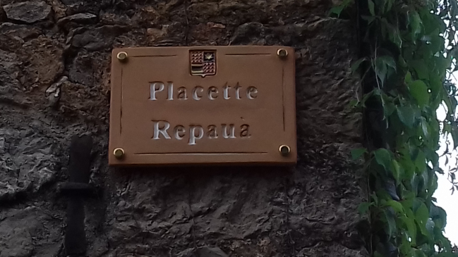 Placette Repauà  (repau: repos--- repauà : infinitif du verbe reposer)