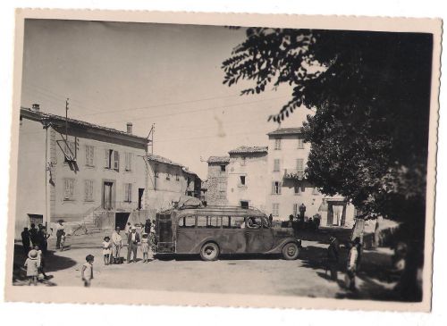 Le car sur la place d'Ascros (photo de Philippe)