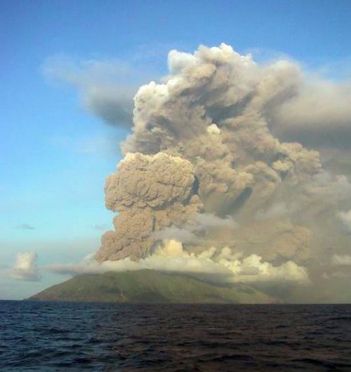 Volcan Anatahan, îles Izu, éruption du 11 mai 2003