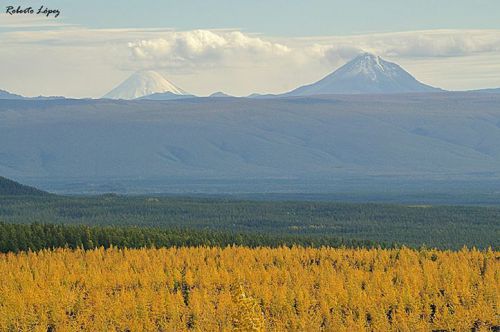 Volcans Kronotsky et Kizimen, Kamchatka, Russie.